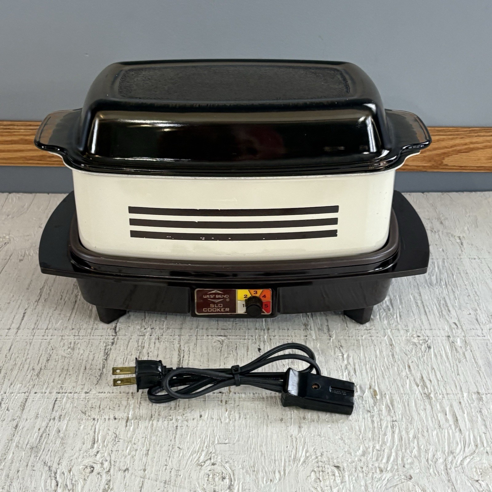 West Bend Slo Slow Cooker 84114 5 Settings 4 Quart w Amber Glass Lid 3 Lines