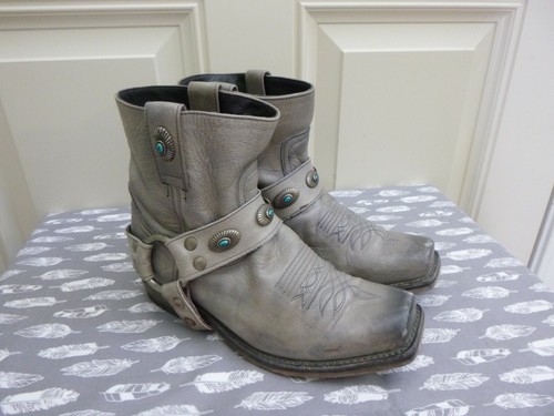STEVE MADDEN 6 Gray Turquoise Concho 