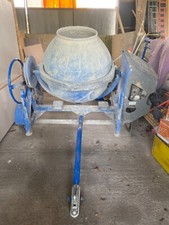 bétonnière thermique tractable avec moteur  honda servie très peux