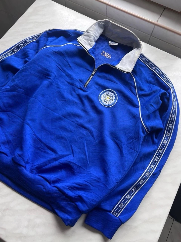 2000’s ASICS LEEDS UNITED VINTAGE ASICS FOOTBALL SOCCER TRAINING SWEATSHIRT - Image 3 of 4