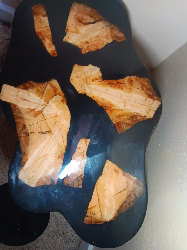 Elegante mesa de acento de madera natural hecha a mano de resina epoxi ¡única en su clase! Foto 4 de 4