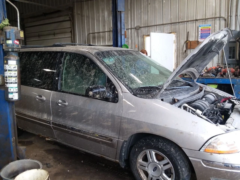 Передний бампер с угловыми лампами SEL подходит для 01-03 WINDSTAR 2096913 - Изображение 2 из 4