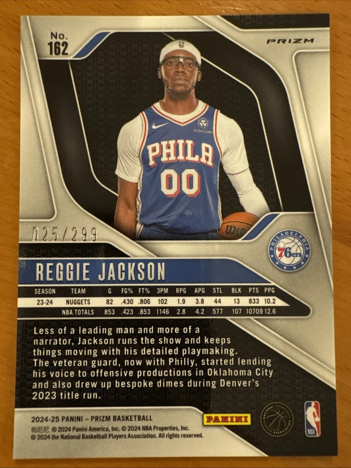 Baloncesto Panini Prizm 2024-25 Reggie Jackson #162 Red Prizm/299 76ers Sixers Foto 2 de 3