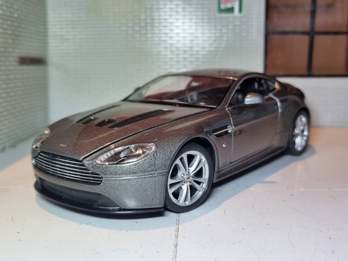 Modelo de coche Aston Martin Vantage V12 plateado James Bond 24017 Welly escala 1:24