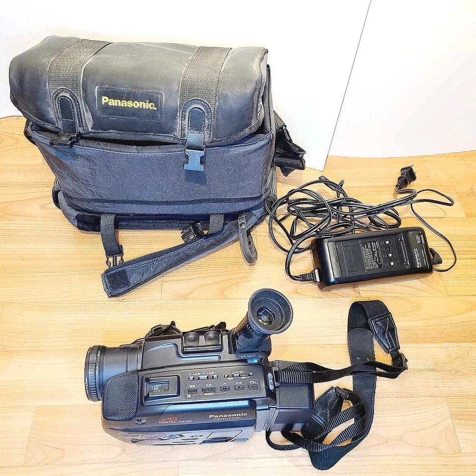 PANASONIC PALMCORDER PV-23D-K CAMCORDER VHS-C COMPACT AUTO MANUAL FOCUS 10X ZOOM - Image 2 of 4