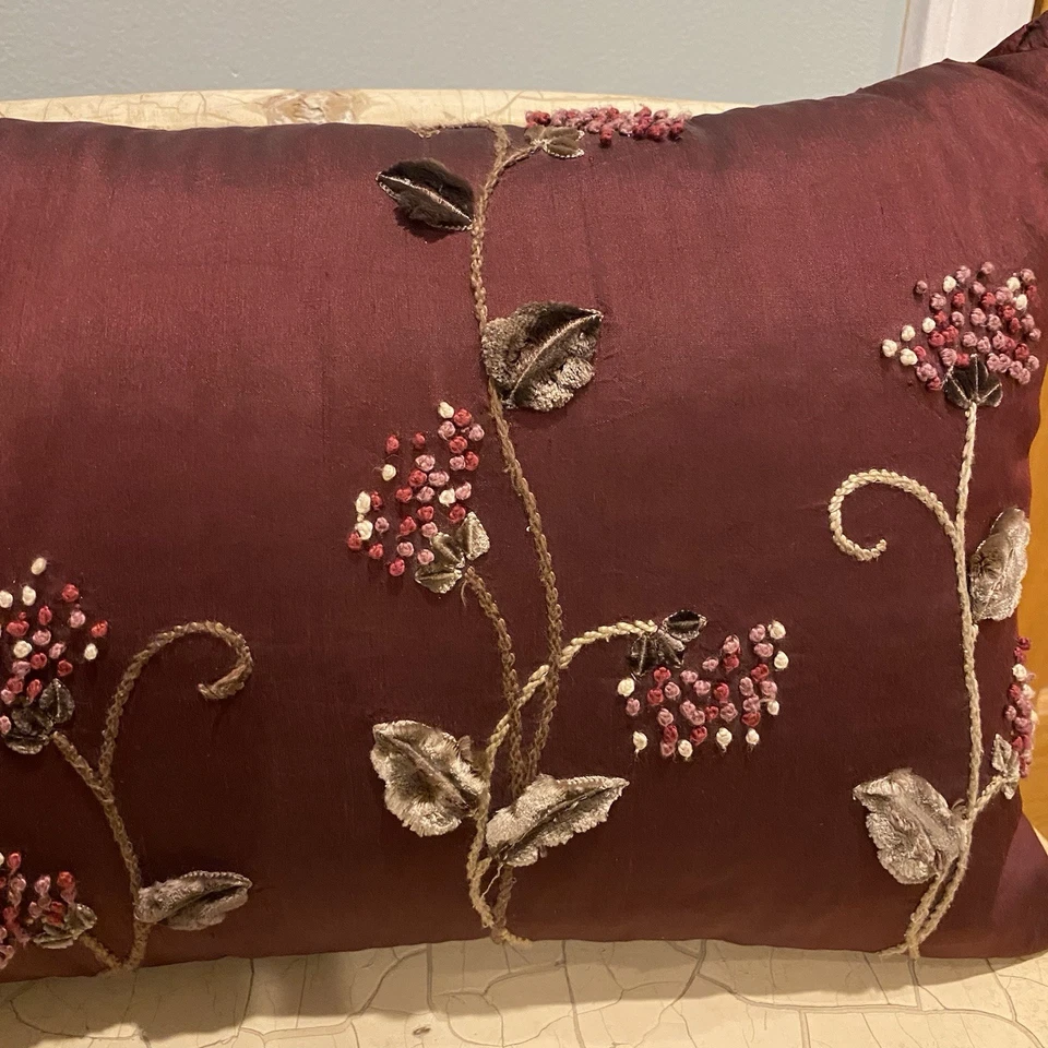 Almohadas de seda rojo borgoña borlas con cuentas lumbares con adornos florales 3 Foto 4 de 4