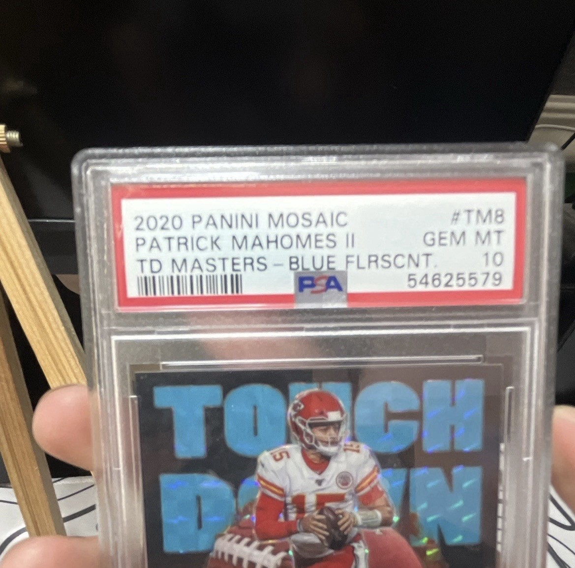 Panini 2020 Mosaic Patrick Mahomes II Touchdown Masters TM8 Blue Fluo /15 PSA 10 view 4
