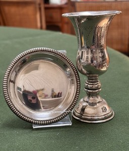 JUDAICA 1950s STERLING SILVER PEDESTAL KIDDISH CUP wCOASTER UNDER PLATE 48.1g 4”