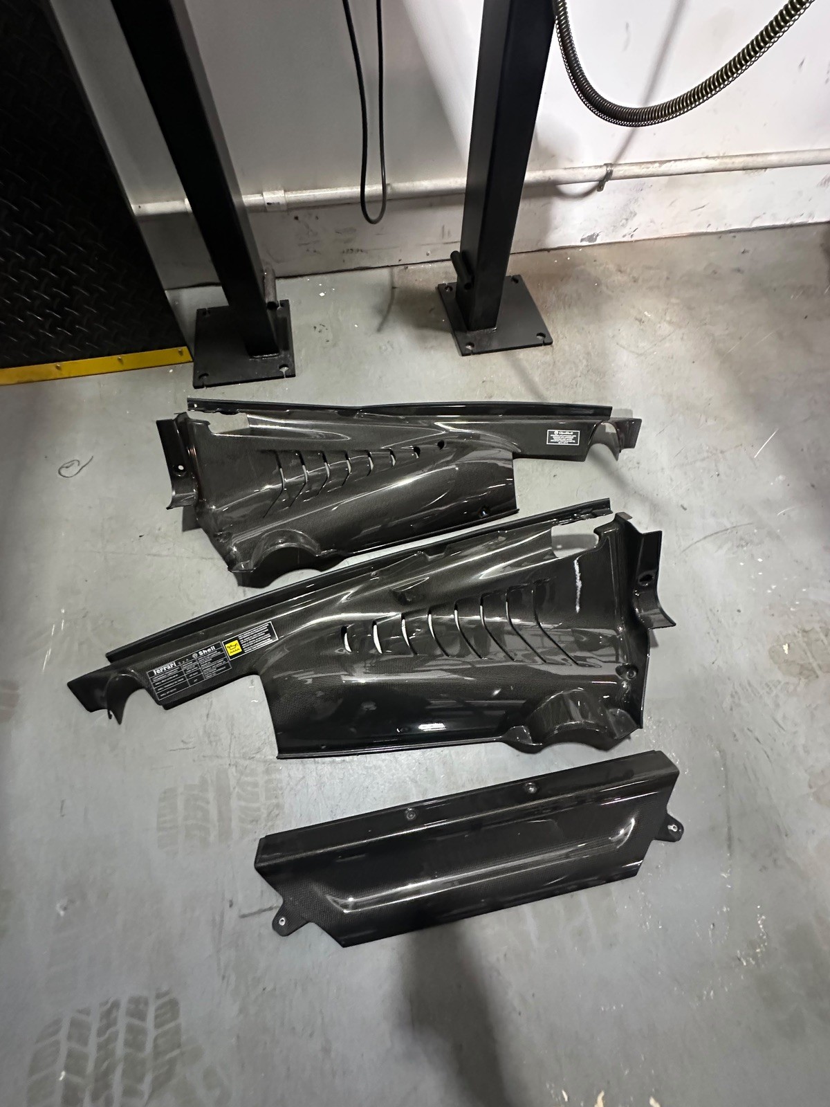 Ferrari OEM 78201700 Juego de paneles laterales de vano motor en fibra de carbon