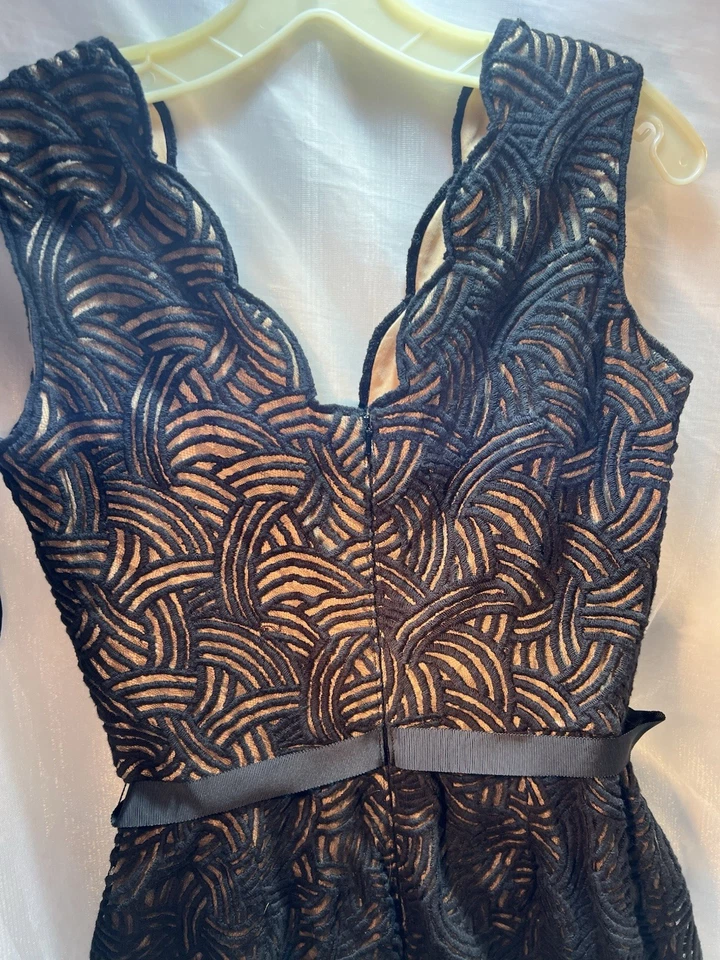 NUEVO CON ETIQUETAS TADASHI SHOJI Vestido de Crepé Negro de Malla Bordada con abertura lateral Talla 10 Foto 4 de 4