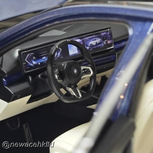 BMW i5 - 2023 BLUE METALLIC MINICHAMPS 1/18 #110023400 - Picture 3 of 5