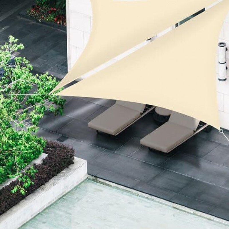 Voile d'ombrage triangulaire 4x4x4 m pour ombrager un salon de jardin ou une piscine