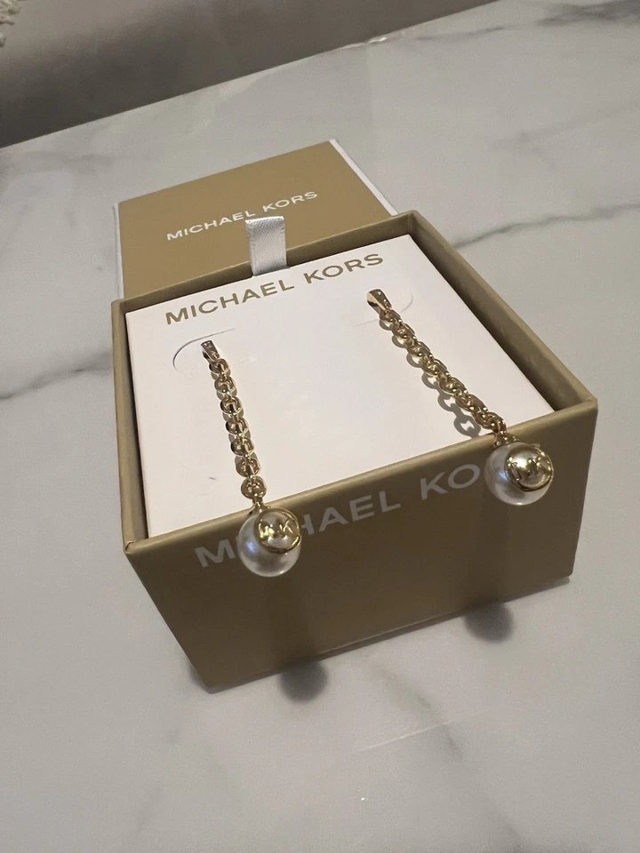 "Pendientes Michael Kors tono dorado perla con perla MK oro L gota 2"" nuevos con etiquetas $85" Foto 4 de 4