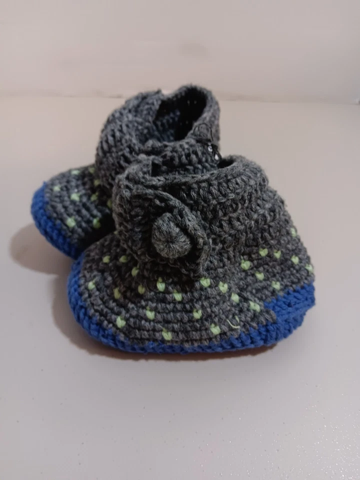Zapatos de ganchillo hechos a mano recién nacido 0/3 meses botines azul/gris verde claro detalles Foto 3 de 4
