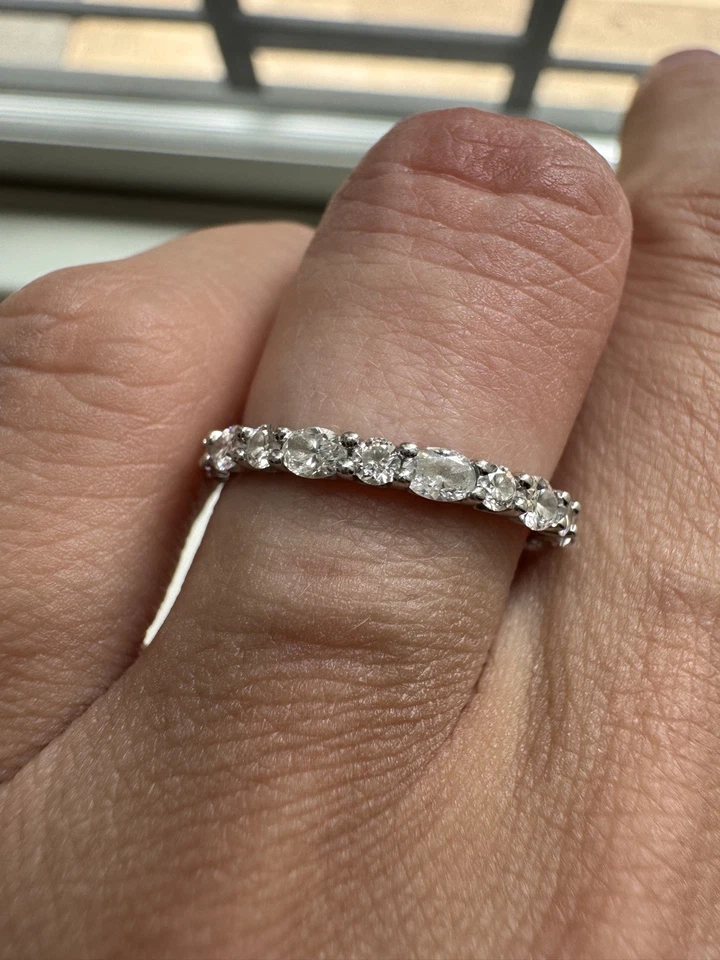 Banda de eternidad de platino con diamante de laboratorio de 1,00 quilates TW ovalado y redondo color F-G VS Foto 4 de 4