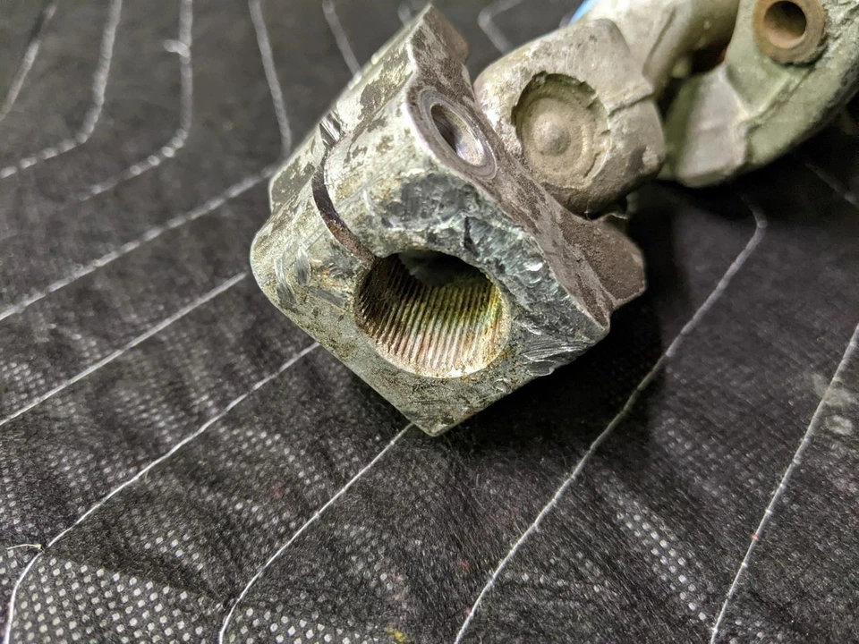 Нижняя рулевая рейка BMW E30 3-Series U-Joint Linkage 32311157214 - Изображение 4 из 4