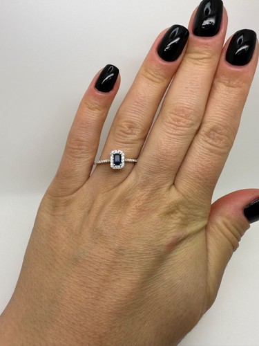 18CT YELLOW GOLD EMERALD CUT BLUE SAPPHIRE AND DIAMONDS RING 0.48CT *GG77 - Picture 4 of 11
