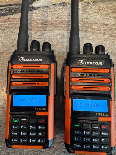 Wouxun KG-S88G 5 Watt GMRS radio pair with accessories - Zdjęcie 2 z 9