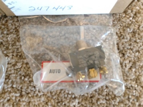"Lot of 2" Reliance Electric 9C55 Auto/Manual Selector Switch - New, Sealed Bag - Picture 2 of 3