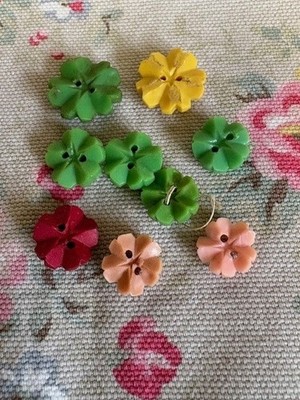 9 bunte geschnitzte Vintage Blumenknöpfe gemischt