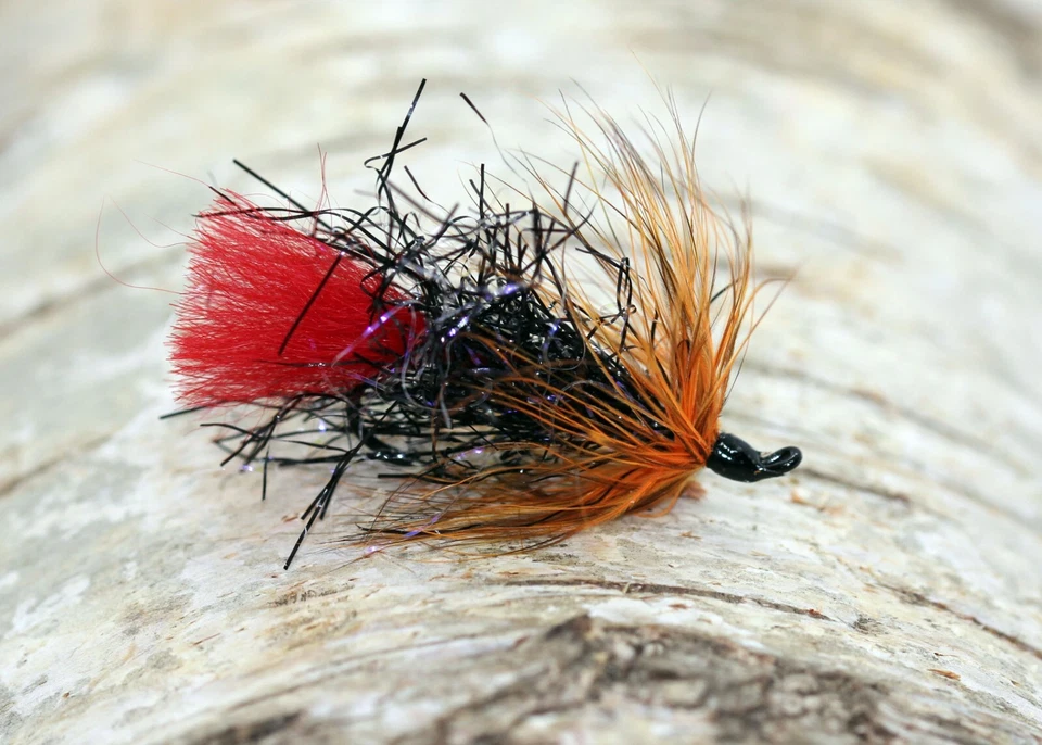 Lachsfliege "Hot Black " handgebunden Gr. 6 auf Kamasan B180