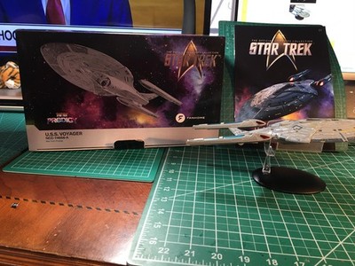 Fanhome #12 / Eaglemoss like ''USS Voyager NCC-74656-A'' Box and magazine