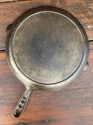 Wagner “Sidney” Cast Iron #9 Shallow Skillet w/ 4 Hole Handle