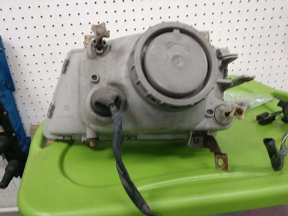 Conjunto de faros Hella Saab 900 derecho código E usados OEM para 1987 a 1994 Foto 2 de 4