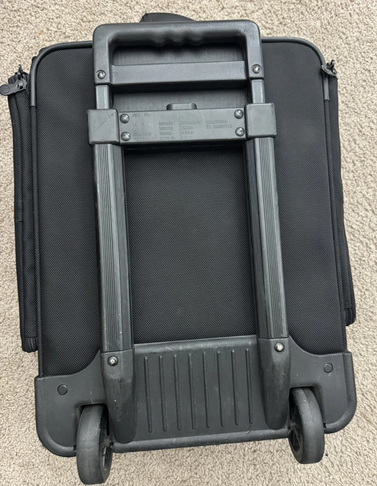 Briggs & Riley Travelware 21" Black Carry On Suitcase Comes with Inserts - Image 4 of 4