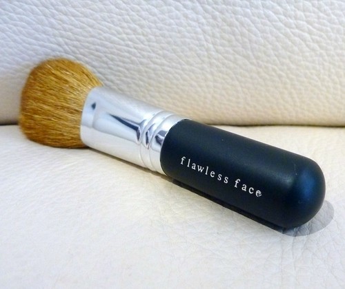 i.d. BARE ESCENTUALS bare Minerals Flawless Application Face Brush, Brand New! - Picture 2 of 4