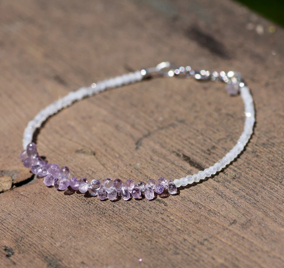 Brazalete de piedra lunar briolette de zafiro púrpura pequeño natural de oro blanco sólido de 14K  Foto 4 de 4