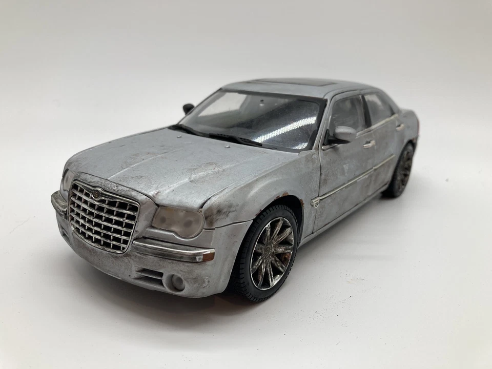 1/18 2005 Chrysler 300C Diecast Model Custom Weathered Rusty Junkyard Beater Car - Image 3 of 4