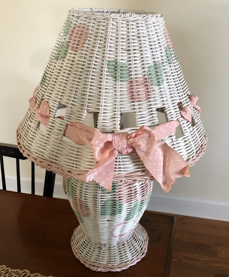 ¡Encantadora lámpara de mesa de mimbre de ratán pintada a mano con flores y lazos! Foto 3 de 4
