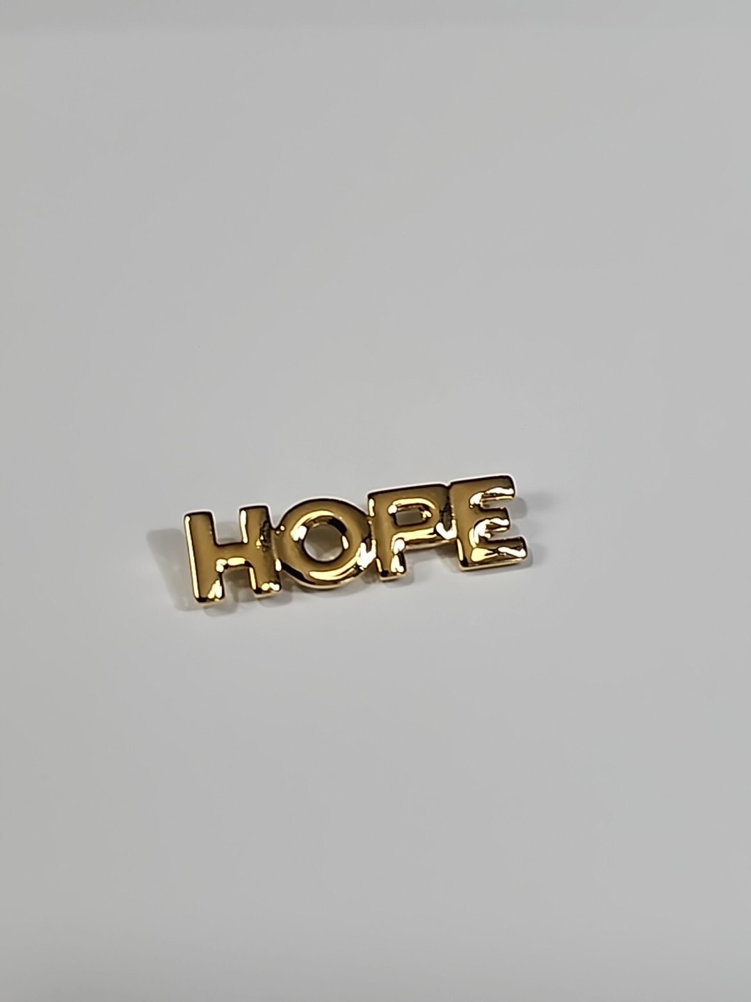 Pin de solapa HOPE color dorado letras de bloque de metal