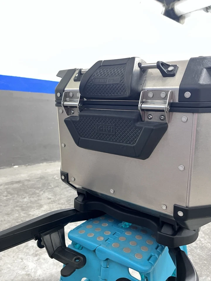 Baúl GIVI aluminio Soporte y Asideras Tornillería Completa HONDA XADV 750 21/24 - Imagen 3 de 4