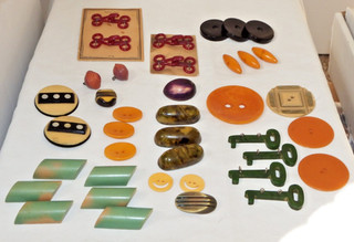 LOT OF VINTAGE BUTTONS AND CLOSURES BAKELITE CELLULOID PLASTIC...
