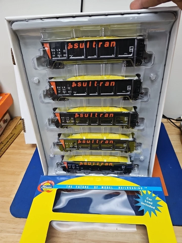 Athearn 94939 Sultran: SULX: 50’ Bathtub Gondola with load: 5 pack - Image 4 of 4