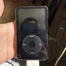 Apple iPod Classic 5th Gen A1136 -- Black / 80 GB
