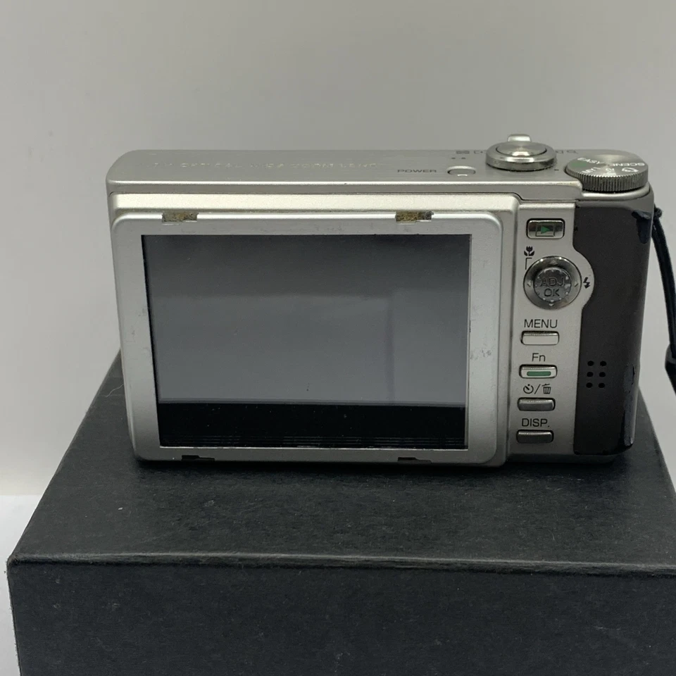 Ricoh R10 Compact Digital Camera Silver, 10MP, 7.1x Optical Zoom - Image 2 of 2