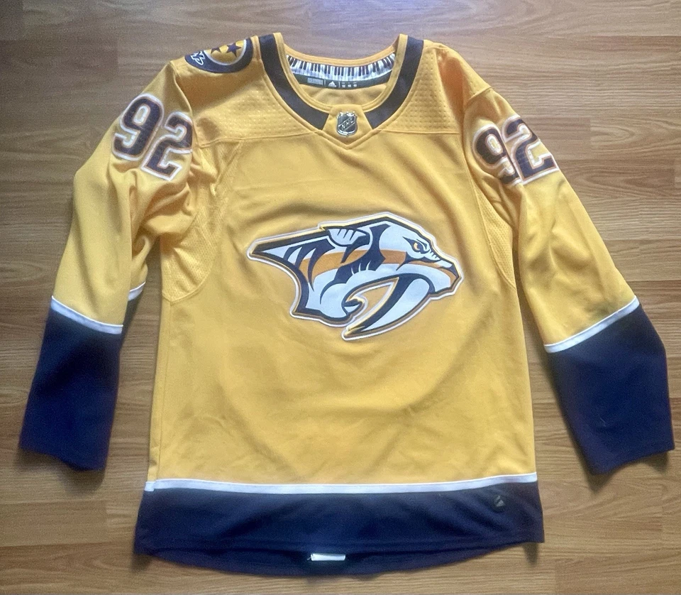 Camiseta deportiva auténtica Adidas de los Nashville Predators Ryan Johansen de la NHL Home Gold Foto 2 de 4
