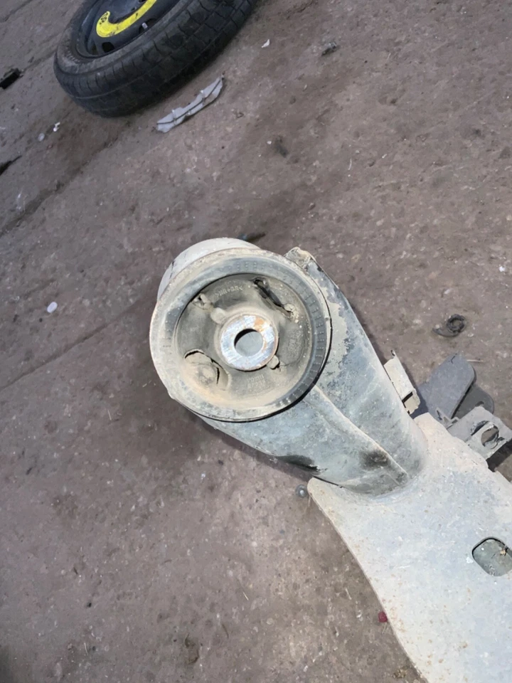 2016 日产反之亦然轿车后梁轴后光束 1.6L 14-19 VERSA — 第 4/4 张图片