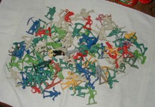 OLDER MIXED LOT OF PLASTIC TOY FIGURES, WESTERN, SOLDIERS, ASTRONAUTS