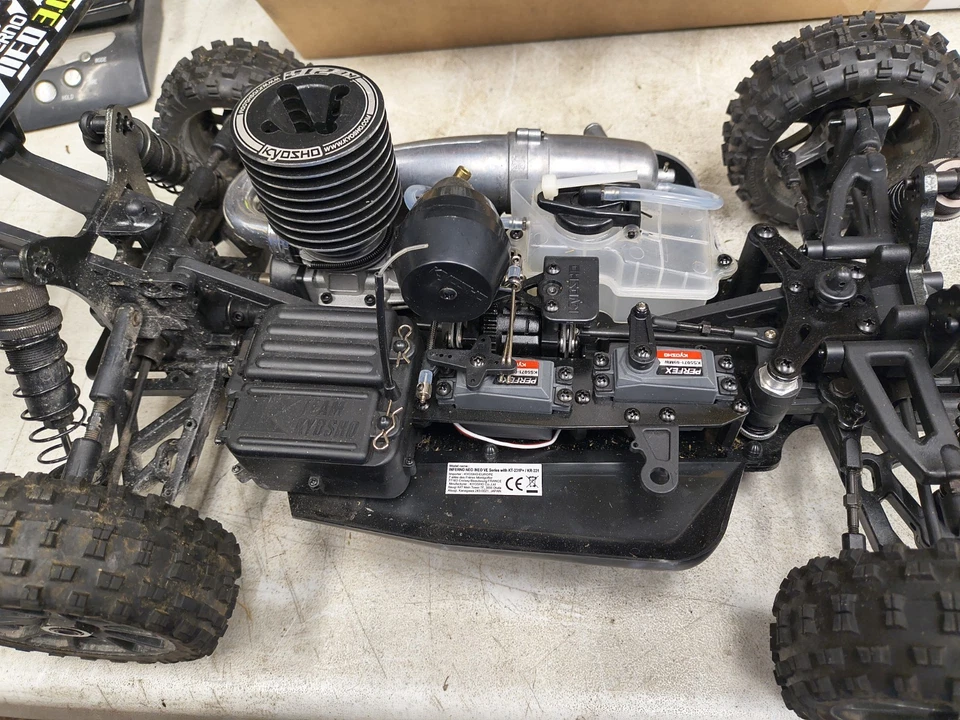 Kyosho Inferno Neo 3.0 amarelo nitro 1/8 com extras, combustível, garrafa de combustível, etc - Imagem 3 de 4