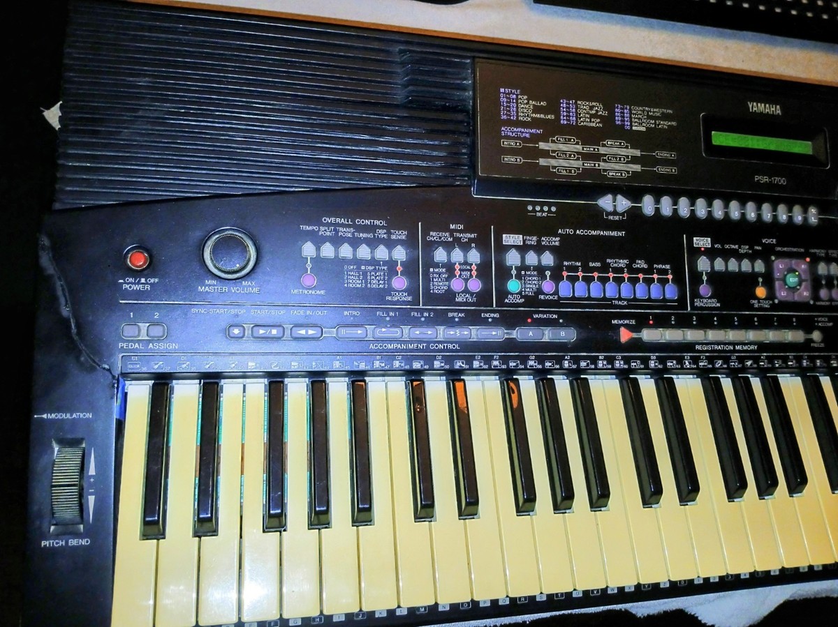Yamaha PSR-1700 Workstation Arranger Keyboard Piano Synth MIDI