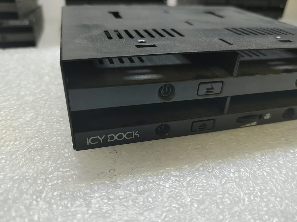 ICY Dock ExpressCage MB524SP-B 4 bay 2.5" SAS SATA HDD Hot Swap Mobile Rack - Image 2 of 4