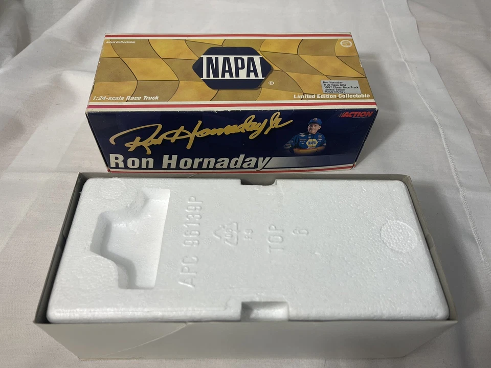 Action Ron Hornady No16 Napa Gold 1997 Chevy Race Truck - литой РЕДКИЙ 1:24 - Изображение 4 из 4