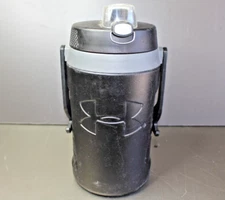 UNDER ARMOUR PLAYMAKER JUG 64oz. INS. WATER BOTTLE W/BUILT IN HOOK, BLACK, F