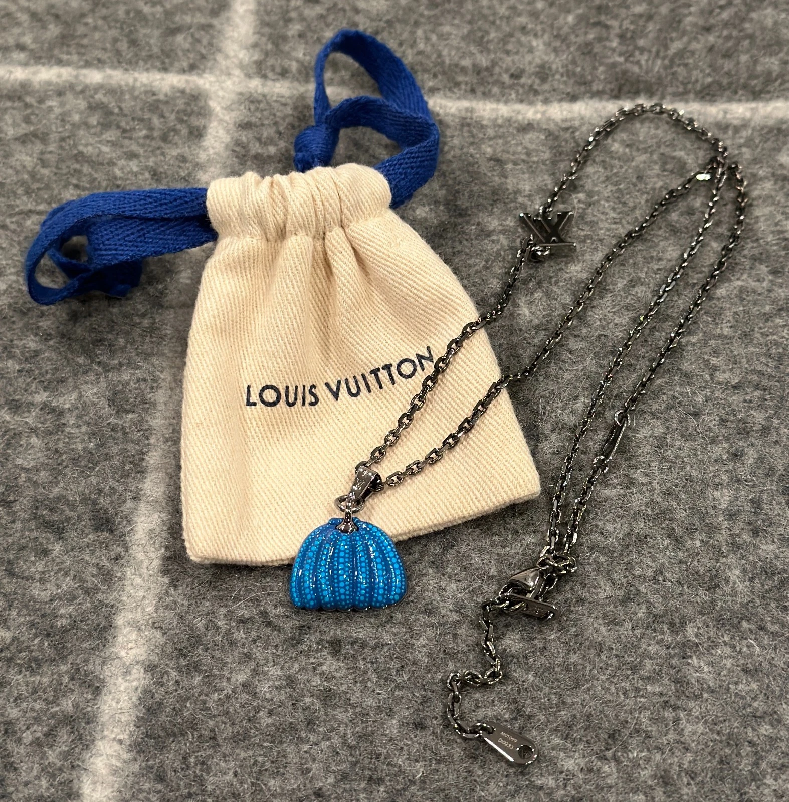 LOUIS VUITTON（LV） Collana con ciondolo zucca blu Louis Vuitton di Yayoi Kusama (nuova)