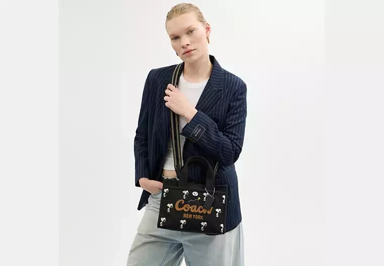 【Coach X Peanuts】スヌピー☆Cargo Tote 26☆2wayトートバッグ COACH x PEANUTS Cargo Tote Bag 26 Snoopy Print Black Multi
