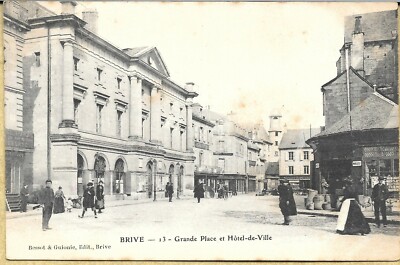 19 - CPA BRIVE - Grande Place et Hôtel-de-Ville - Edit. Bessot und Drehbuch